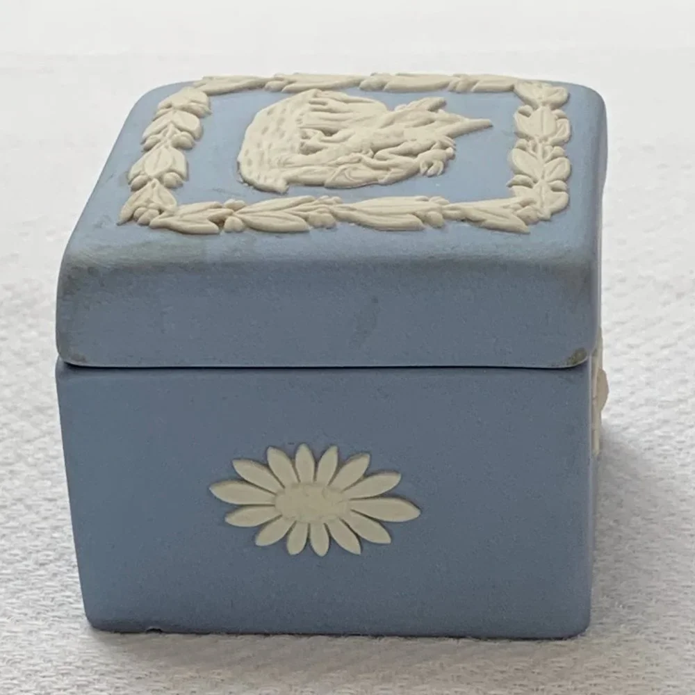 Vintage Wedgwood Pale Blue Jasperware Small Square Ring/Jewelry/Trinket Box - Picture 4 of 10